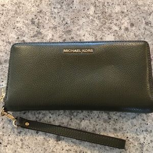 Michael Kors jet set Leather Smartphone wristlet